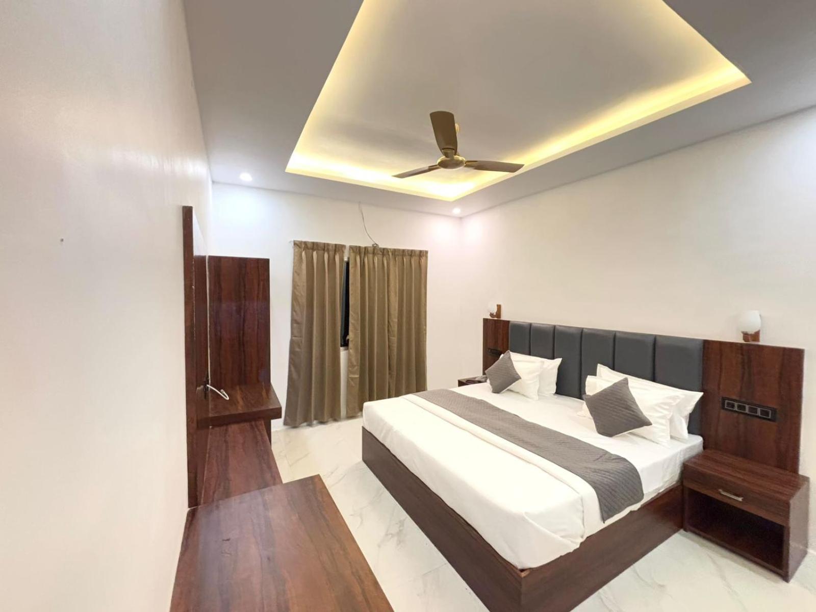 Hotel Omkar Palace Ayodhya Extérieur photo
