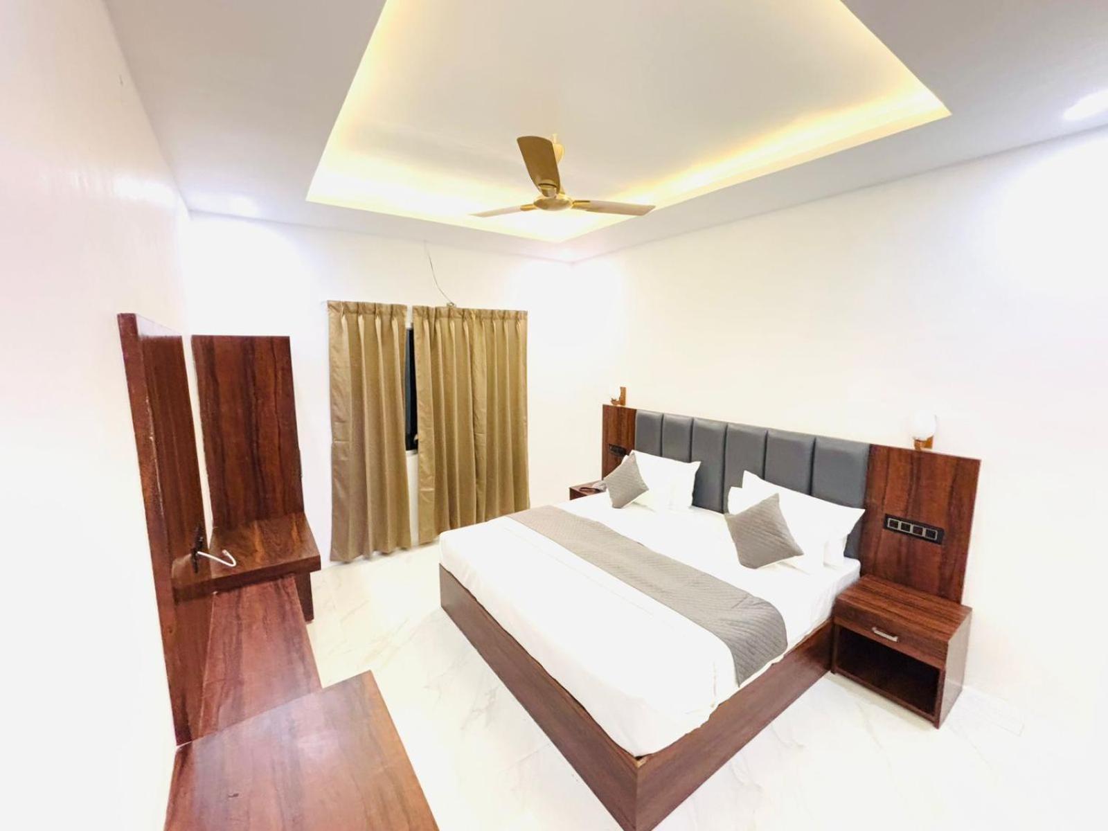 Hotel Omkar Palace Ayodhya Extérieur photo