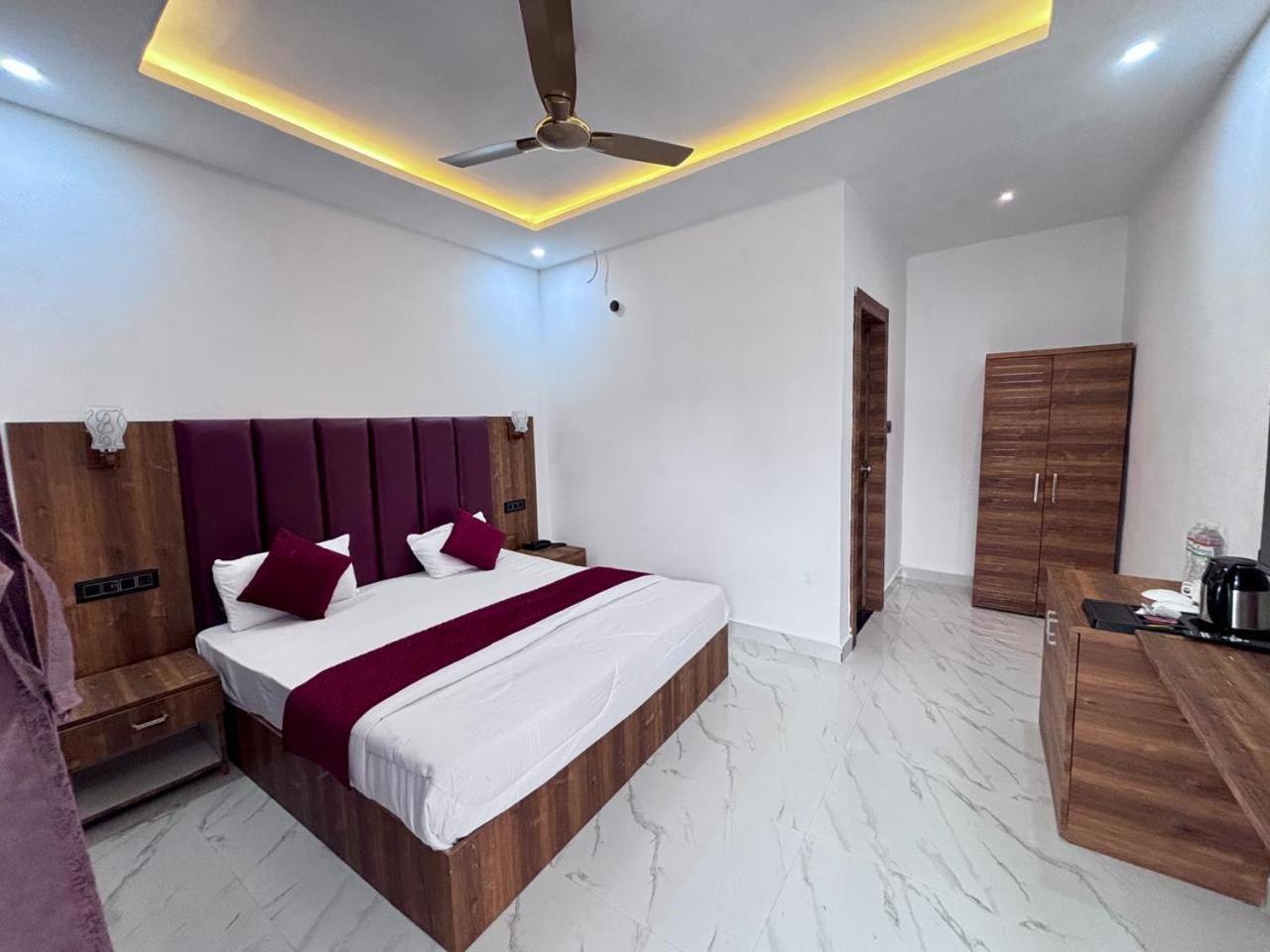 Hotel Omkar Palace Ayodhya Extérieur photo